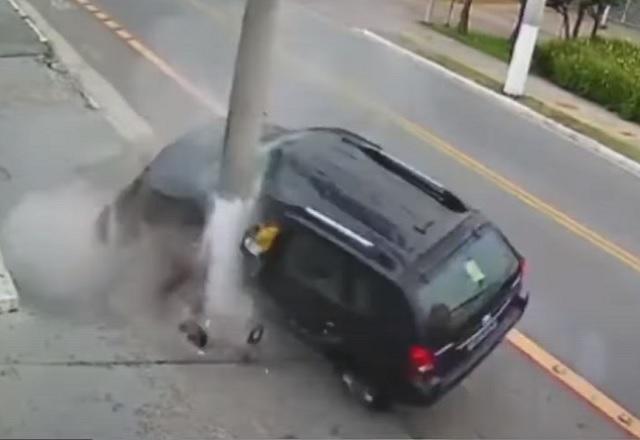 Gravação mostra batida de carro roubado em poste, em SP