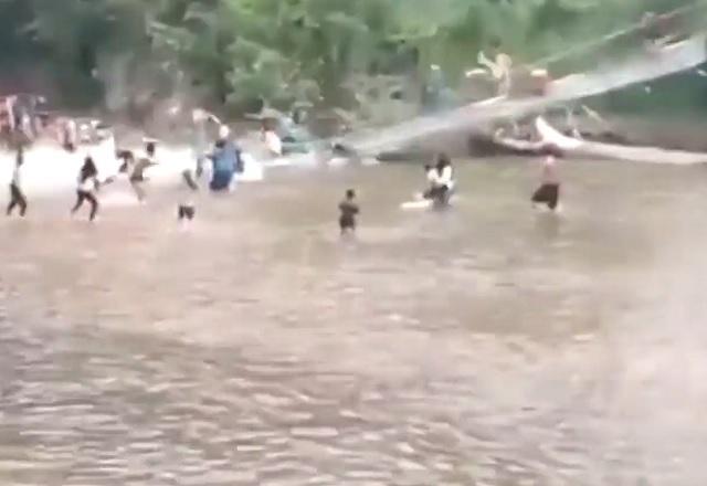 Ponte desaba durante torneio de capturas de patos na Indonésia