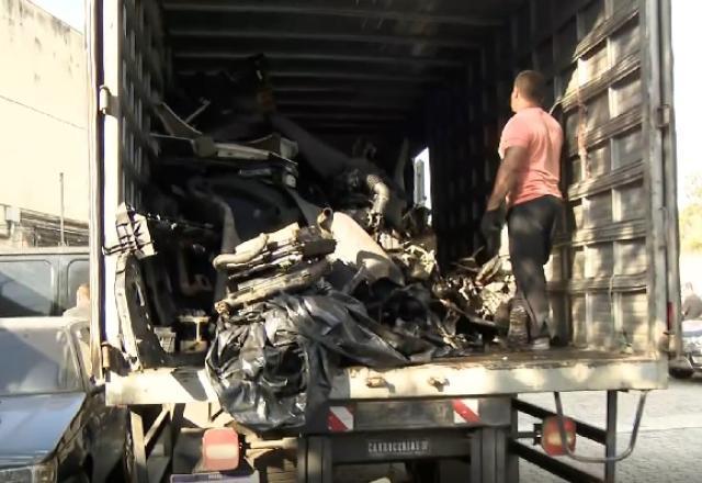 Polícia intercepta caminhão carregado com peças de veículos roubado em SP