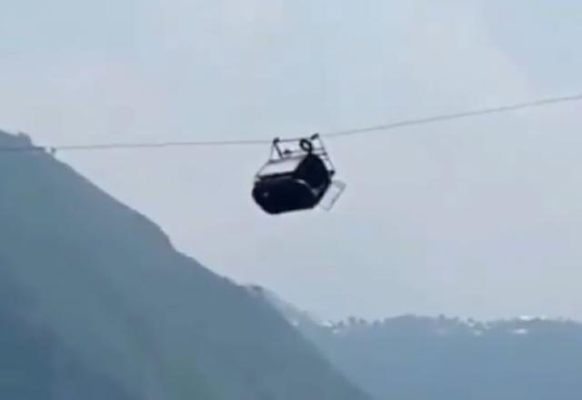 Sete crianças e um professor ficam presos em teleférico no Paquistão