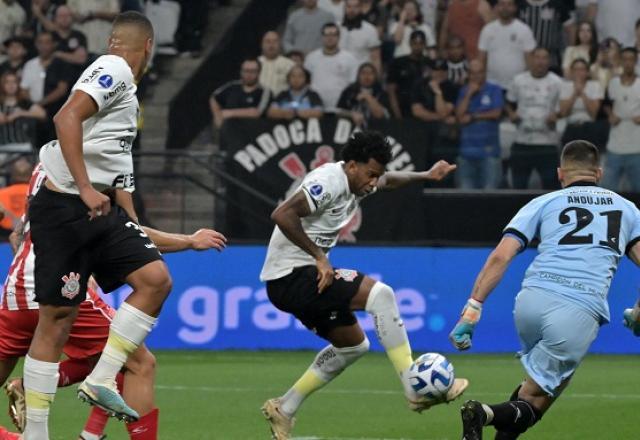 Corinthians vence Estudiantes e tem vantagem magra nas quartas da Sul-Americana