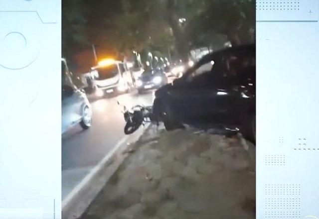 RJ: mulher em carro de luxo foge de blitz e atropela moto de propósito