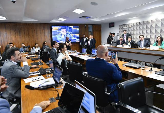 Clima tenso segue na CPMI do 8/1, com gritaria entre deputados