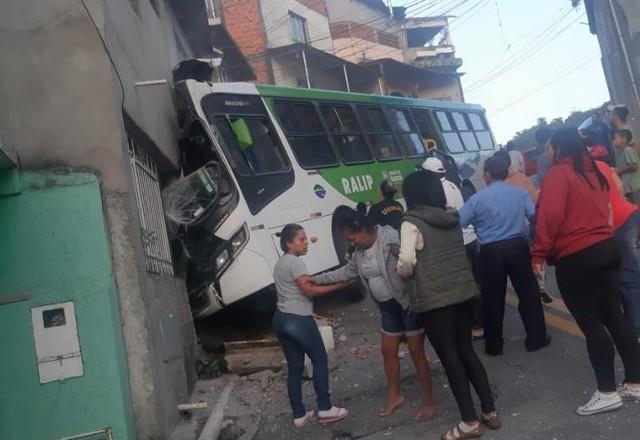 Ônibus invade casa em Barueri (SP) e deixa cerca de 20 feridos