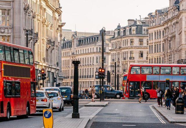 Londres amplia área para cobrar taxa de veículos poluentes