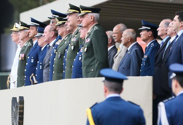 PEC barra militares da ativa nas eleições, mas livra policiais