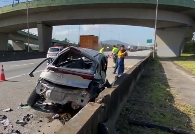 Carro cai de viaduto após motorista perder controle; homem morreu