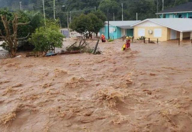 Ciclone mata cinco no RS e deixa mais de 200 desalojados; SC registra uma morte