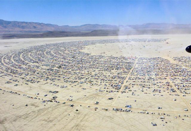 Festival Burning Man reabre estrada e participantes começam a deixar o local