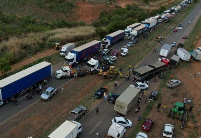 Financiadores de bloqueios em rodovias federais após eleições são alvo da PF