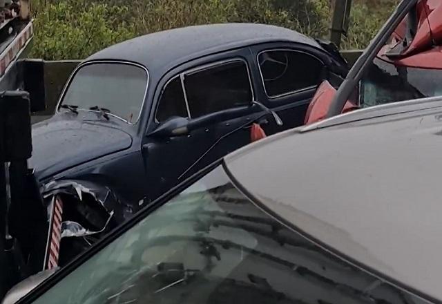 Fusca parado na contramão pode esclarecer engavetamento que matou 5