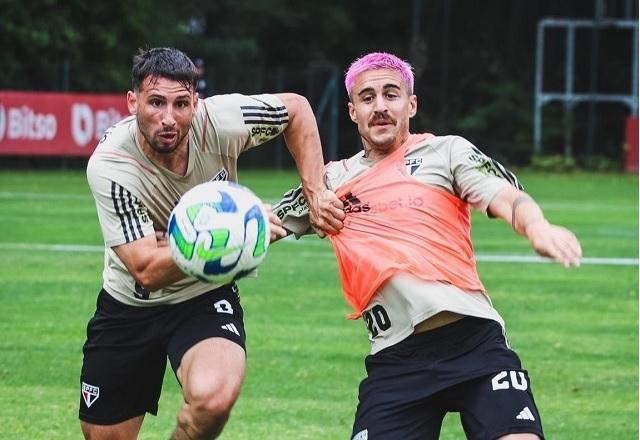 Jogador do São Paulo revela ameaças após pintar cabelo de rosa