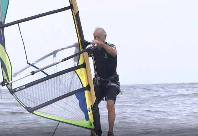 Espanhol naturalizado tenta se tornar praticante de Windsurf mais velho do mundo