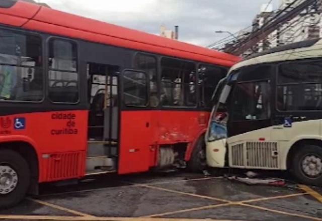 PR: ônibus avança sinal e atinge veículo biarticulado; mulher teve pé amputado