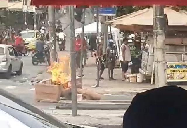 Manifestantes fecham avenida na Zona Oeste do Rio de Janeiro