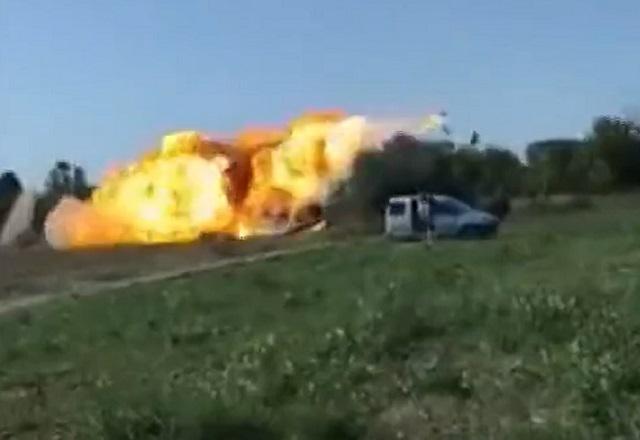 Avião cai durante show aéreo e mata piloto e filho