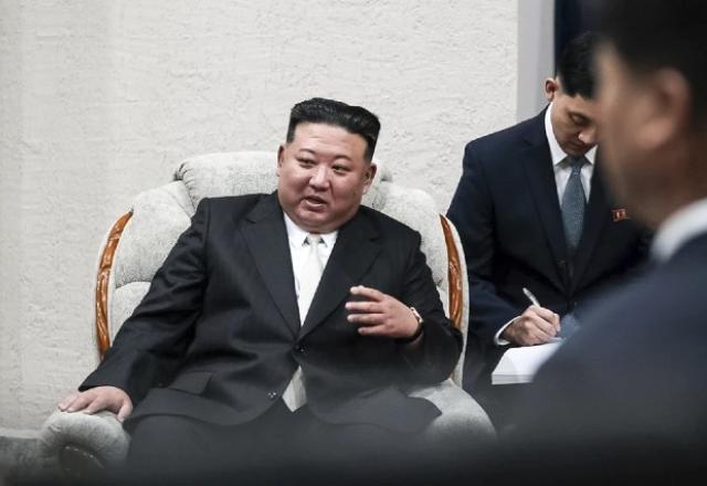 Coreia do Norte dispara míssil balístico enquanto Kim Jong-un está na Rússia