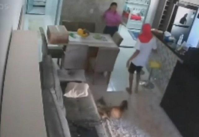 Mulher manda matar marido, que tomava banho, dentro de casa