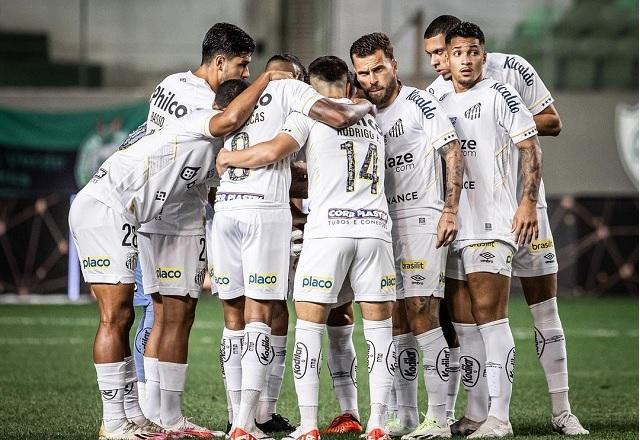 Santos é punido com dois jogos sem torcida por objetos arremessados em campo