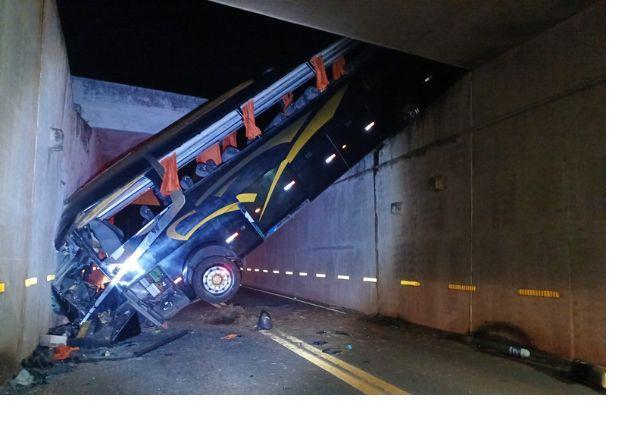 Ônibus de turismo cai em vão de viaduto em Campinas