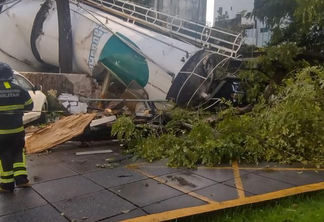 Caixa d'água de um supermercado cai e esmaga carro em Recife