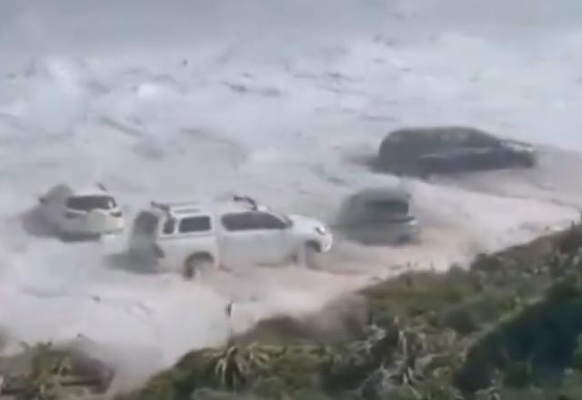 Ondas gigantes invadem ruas e causam destruição na África do Sul