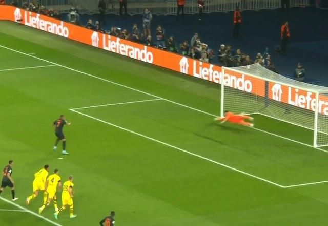 Gol do PSG! Mbappé cobra pênalti e abre placar contra Borussia Dortmund