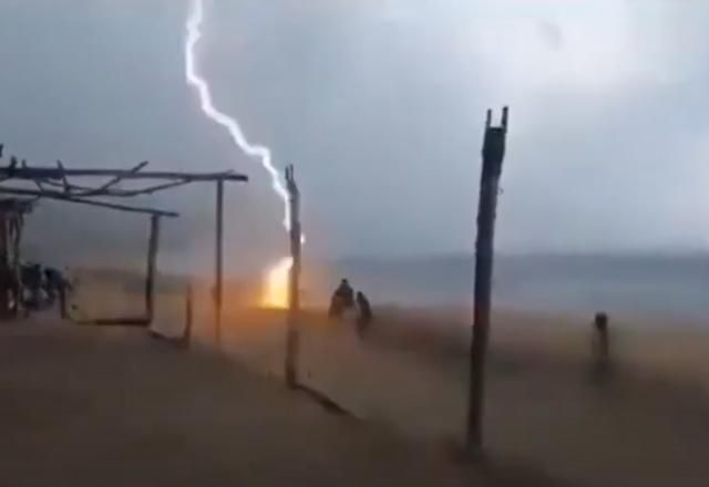 Duas pessoas morrem após serem atingidas por raio em praia do México