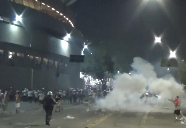 Torcedores entram em confronto com a PM após final da Copa do Brasil