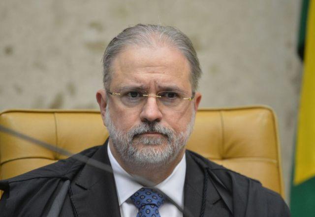 "Sentimento de dever cumprido", diz Aras em discurso de despedida