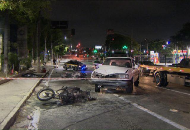 Caminhonete desgovernada bate em motos e causa morte em SP