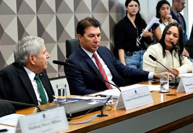 Heleno se irrita com relatora da CPMI, fala palavrão e passa a não responder perguntas de governistas