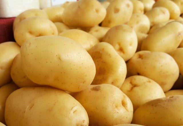 Batata lavada lidera lista de alimentos favoráveis para compra nesta semana