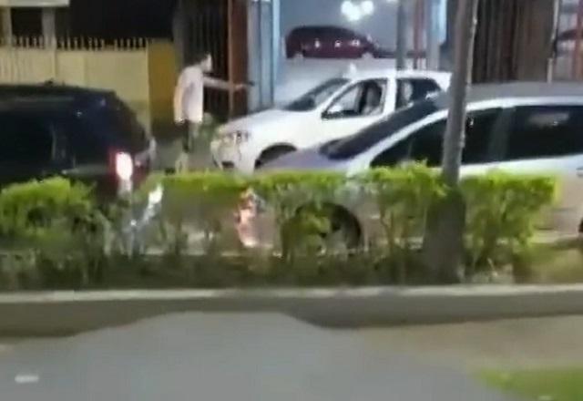 Irritado, PM é flagrado apontando arma para taxista durante briga