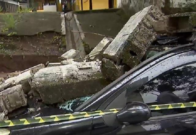 Muro de escola desaba e atinge seis carros na zona norte de SP