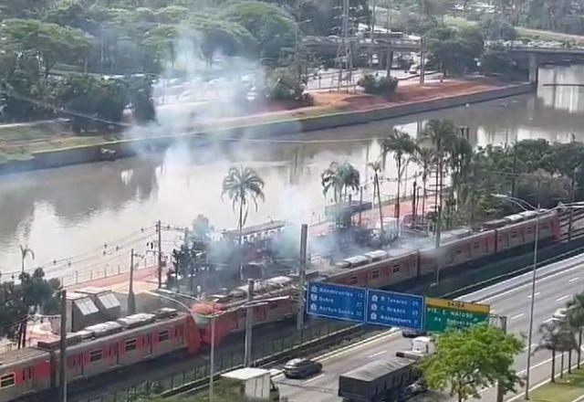 Linha 9-Esmeralda é paralisada por falha técnica em dia de greve em SP