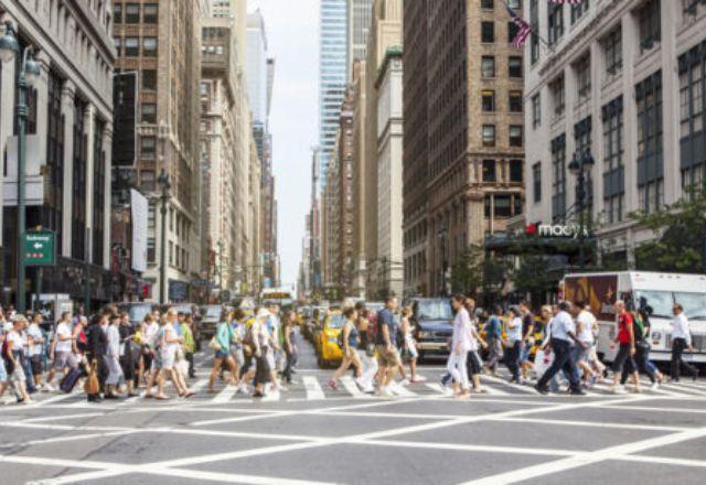 Empregos nos EUA sobem inesperadamente e pressionam juros