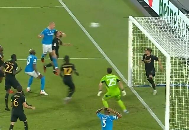 Gol! Em escanteio, Ostigaard abre o placar para o Napoli contra o Real Madrid