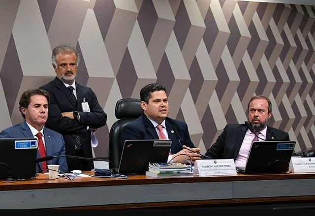 Comissão do Senado limita decisões do STF e libera comércio de plasma sanguíneo