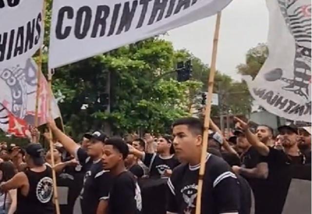 Torcedores do Corinthians protestam contra diretoria e elenco: "Omissos"