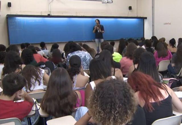 Projetos do bem ajudam estudantes de baixa renda a realizar o sonho da Universidade