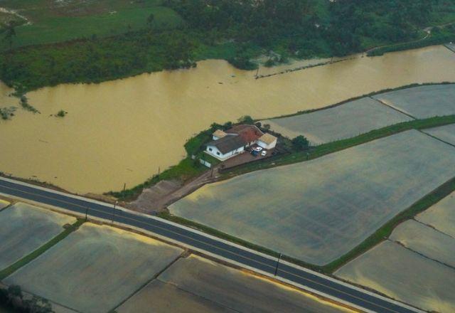 Temporais em SC deixam 60 cidades em situação de emergência