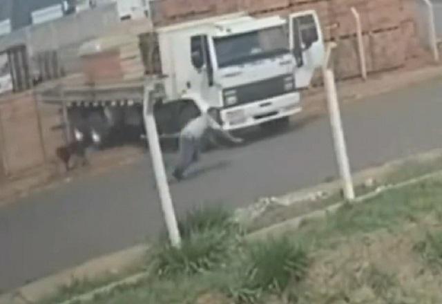 Motorista tropeça e é atropelado pelo próprio caminhão