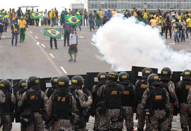 SBT News na TV: CPMI sugere indiciamento de Bolsonaro; ataque a hospital em Gaza deixa 500 mortos