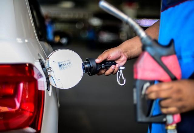 Petrobras anuncia redução de 4,09% no preço da gasolina; diesel terá alta de 6,57%