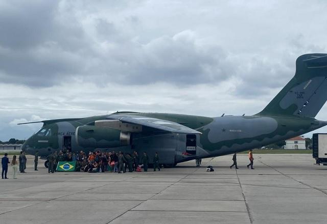 Avião da FAB chega ao Brasil trazendo 69 passageiros vindos de Israel