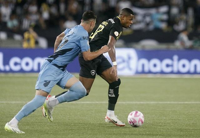 Botafogo x Athletico-PR: jogo é paralisado e adiado após quedas de luz