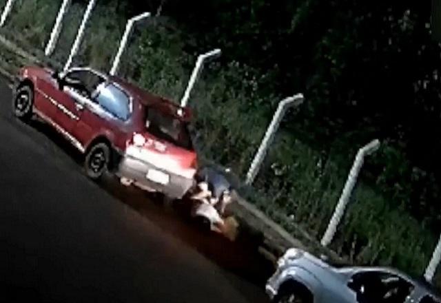 MT: Mulher é jogada no meio-fio por homem, na frente do filho