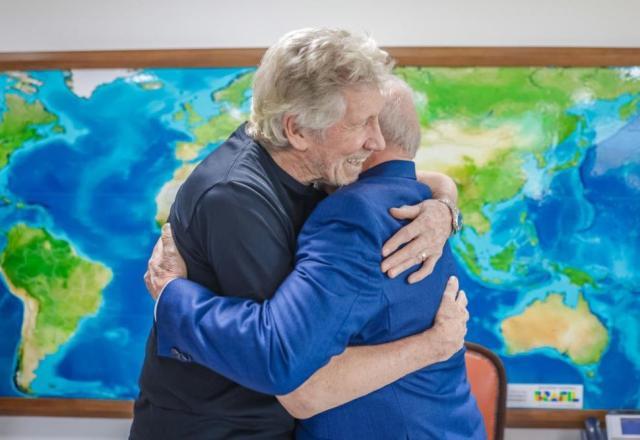 Em primeiro dia na volta ao Planalto, Lula recebe visita de Roger Waters