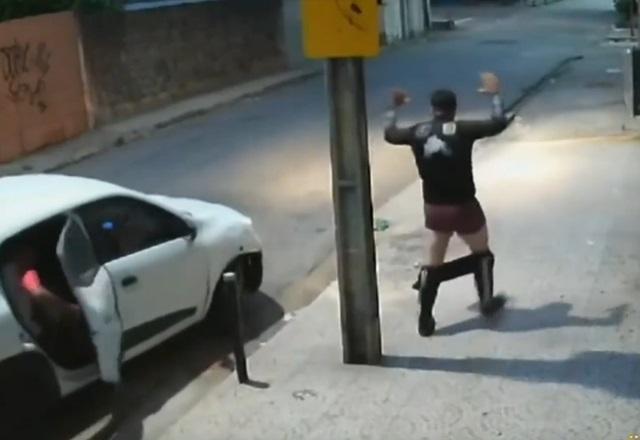 Homem é atropelado, roubado e deixado de cueca por criminosos